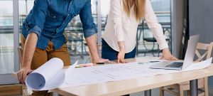 Deux architectes étudient un plan