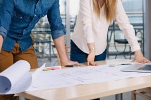 Deux architectes étudient un plan