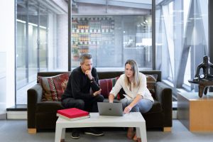 Un architecte présente une solution à son client