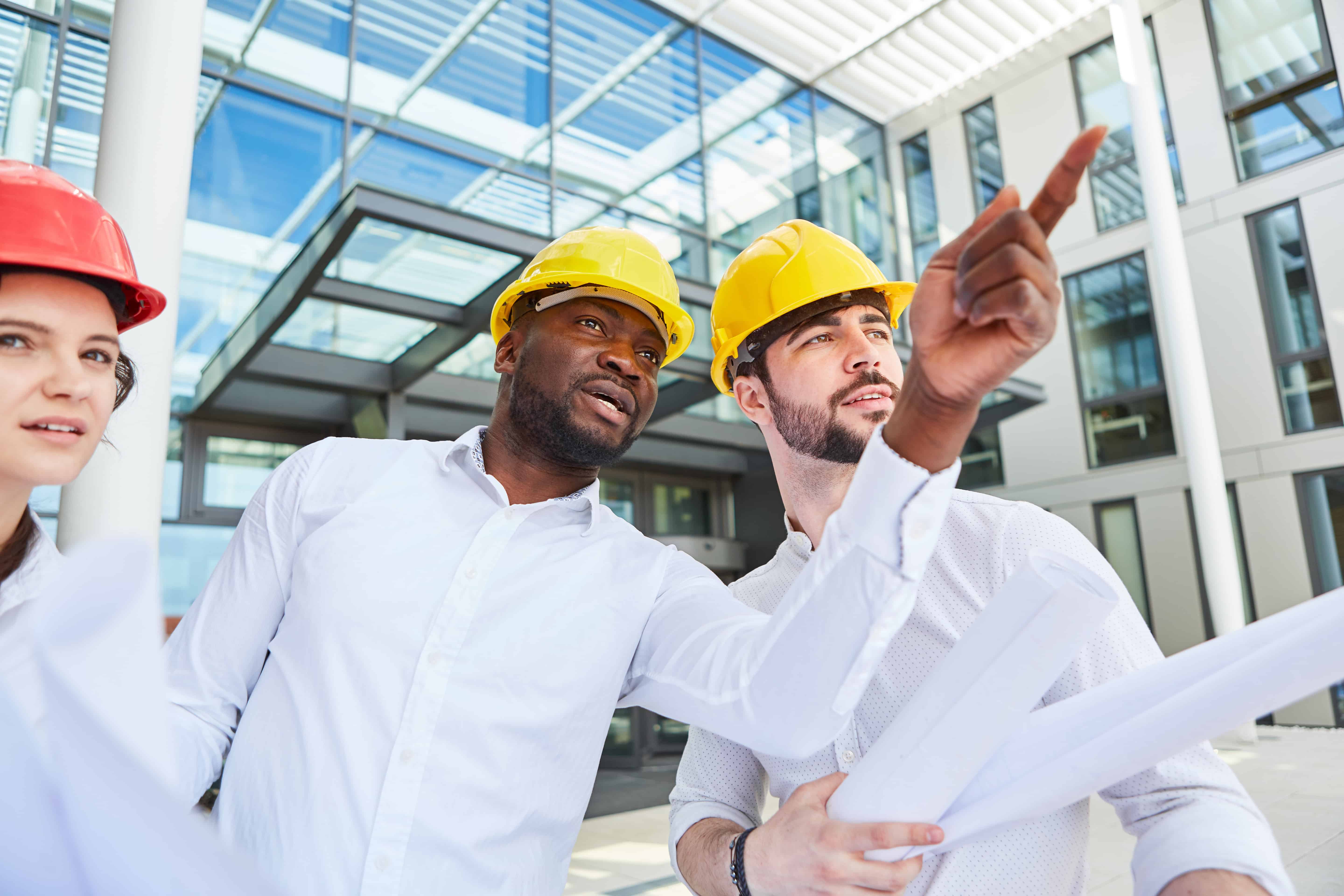 Bauleiter und Architekten Team treffen eine Entscheidung bei einem Bau Projekt