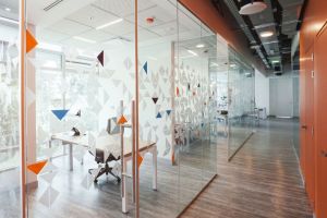 Cloison vitrée dans une entreprise