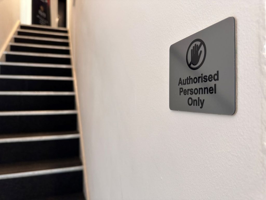 Signalétique : l’art de guider, orienter et inspirer 3 obligations signaletique entreprise