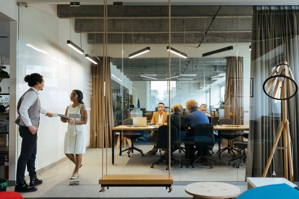 Taux d’occupation, pilotage des espaces, IA : le nouveau triptyque des bureaux performants 2 salle de reunion