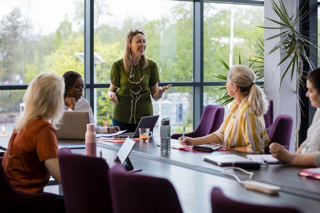 Environnement de travail : tendances 2025 selon ADP Group 2 tendances environnement travail 1